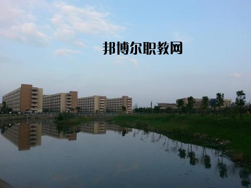 內(nèi)江鐵路機(jī)械學(xué)校2020年報(bào)名條件、招生要求、招生對(duì)象