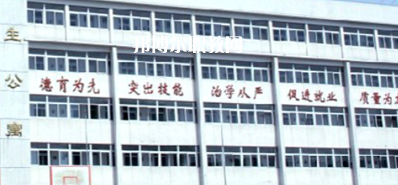 南京市公用事業(yè)技工學(xué)校學(xué)費(fèi)：*********，具體各專業(yè)學(xué)費(fèi)明細(xì)如下，希望對大家有幫助，邦博爾小編整理的南京市公用事業(yè)技工學(xué)校學(xué)費(fèi)信息僅供參考，如有變動，以學(xué)校官方最新消息為準(zhǔn)。  一、南京市公用事業(yè)技工學(xué)校學(xué)費(fèi)多少錢(學(xué)費(fèi)明細(xì)) 1、南京市公用事業(yè)技工學(xué)校各專業(yè)學(xué)費(fèi)收費(fèi)標(biāo)準(zhǔn)  2、南京市公用事業(yè)技工學(xué)校住宿費(fèi)標(biāo)準(zhǔn)：500元/學(xué)年  3、南京市公用事業(yè)技工學(xué)校資助政策  學(xué)校嚴(yán)格按物價局核定的標(biāo)準(zhǔn)收費(fèi)，在校生享受政府免學(xué)費(fèi)政策。符合條件的優(yōu)秀學(xué)生和貧困生，按規(guī)定享受國家勵志獎學(xué)金和助學(xué)金。  學(xué)校實(shí)行獎學(xué)金制度，對比亞迪冠名班，開沃集團(tuán)南京金龍冠名班，天泓冠名班和品學(xué)兼優(yōu)的優(yōu)秀學(xué)生給予獎勵。  二、南京市公用事業(yè)技工學(xué)校簡介 多年來，學(xué)校與一百多家企事業(yè)單位建立了用人協(xié)作關(guān)系，為畢業(yè)生建立了暢通的就業(yè)渠道，部分專業(yè)已采用“定單式定向委培”輸送就業(yè)。  2004年以來，每年就業(yè)率始終在98.5%以上，畢業(yè)生就業(yè)去向主要為公交行業(yè)，如南京公交、中北巴士、新城巴士等;  汽車制造行業(yè)，如南京南汽集團(tuán)MG汽車制造公司、南京長安汽車制造公司等;  汽車銷售(4S店)和維修行業(yè)如江蘇天泓汽車服務(wù)有限公司、南京朗馳集團(tuán)有限公司和江蘇省外事旅游汽車公司汽車修理總廠、南京新港汽車維修公司等。